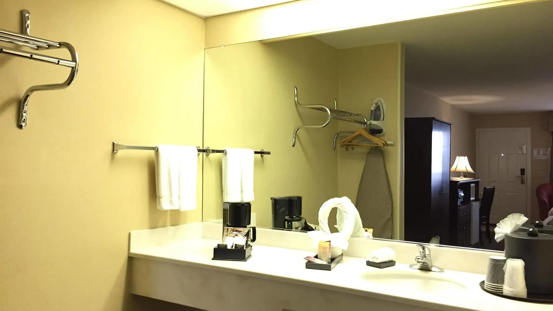 Anaheim Camelot Inn & Suites Hotel