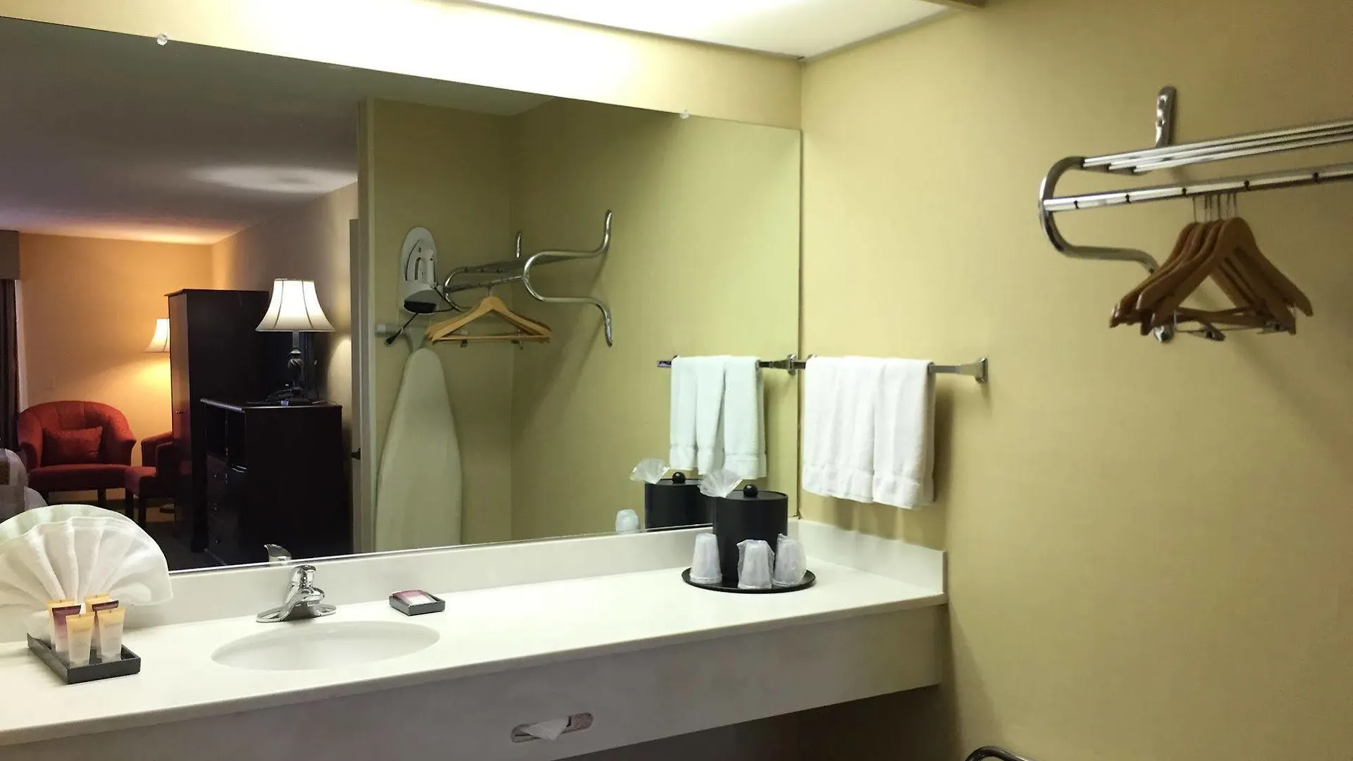 *** Hotel Anaheim Camelot Inn & Suites United States